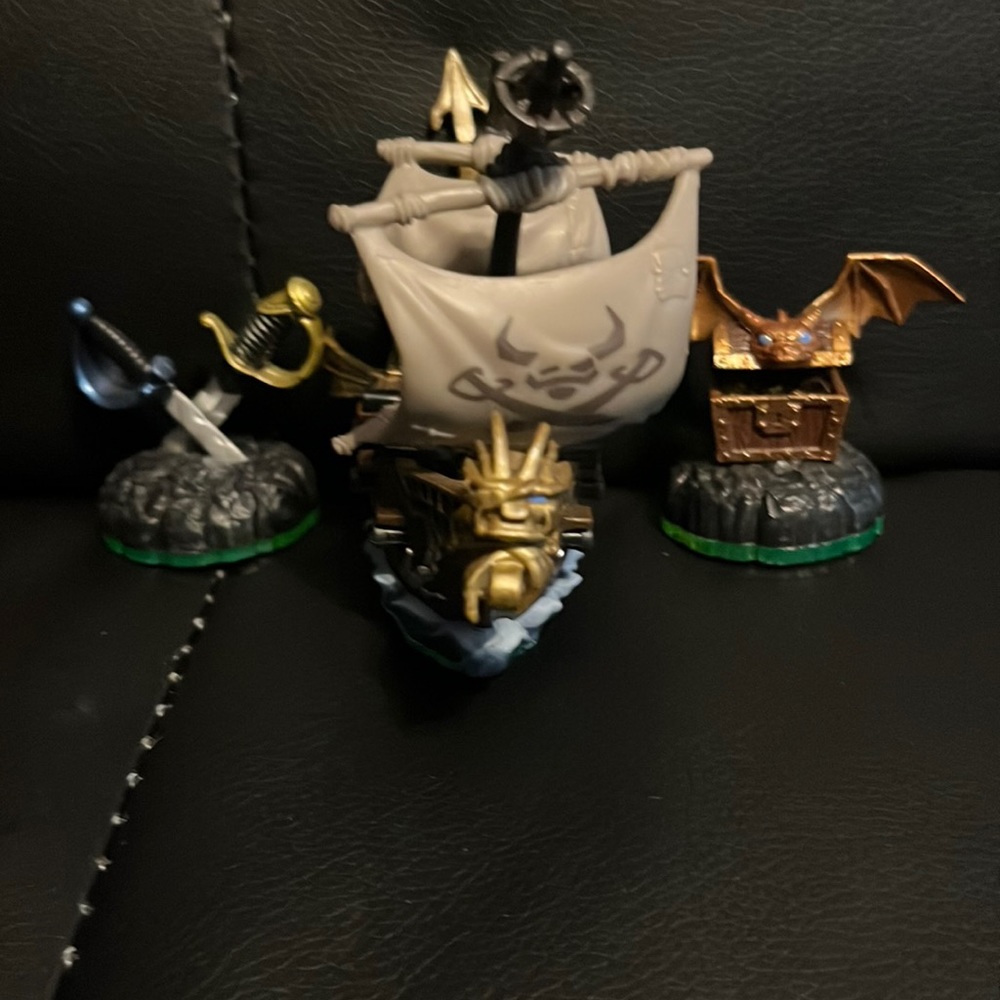 Skylander support items boat, sword and chest